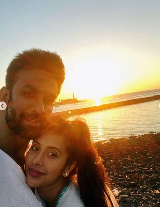 पति राजीव सेन संग रोमांटिक हुईं चारू असोपा, लोग बोले- कोरोना से तो डरो