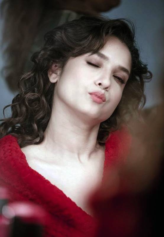 बाथरोब पहन शीशे से बात कर रहीं अंकिता लोखंडे, वायरल Photos