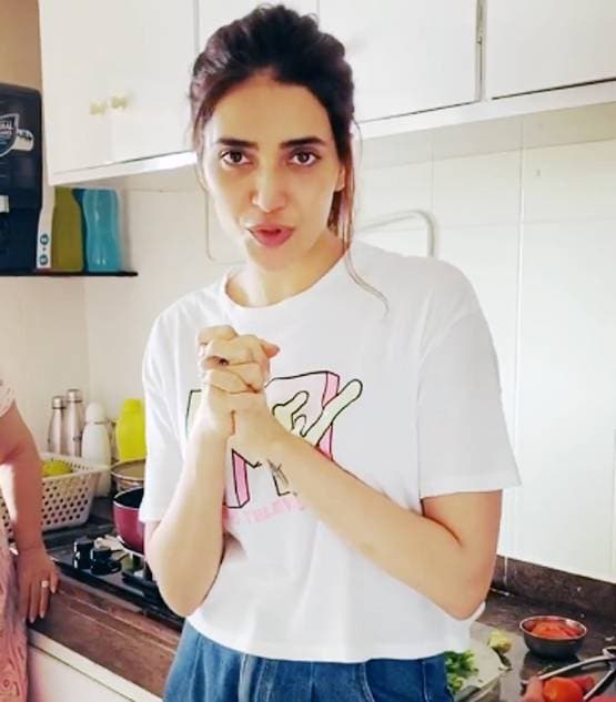 सिद्धार्थ ने बनाई रोटी तो करिश्मा ने मैगी, लॉकडाउन में किचन संभाल रहे सितारे