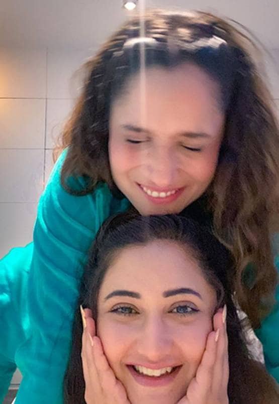 क्वारनटीन में रश्मि-अंकिता की मस्ती, BB के ऐतिहासिक सीन को किया रीक्रिएट