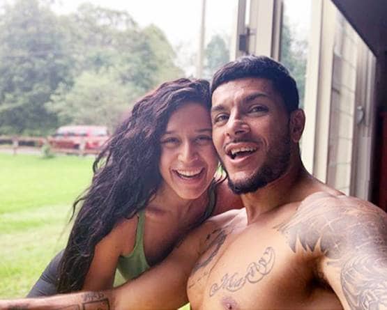 ब्लैक बिकिनी में बॉयफ्रेंड संग टाइगर की बहन ने किया योगा, देखें PHOTOS