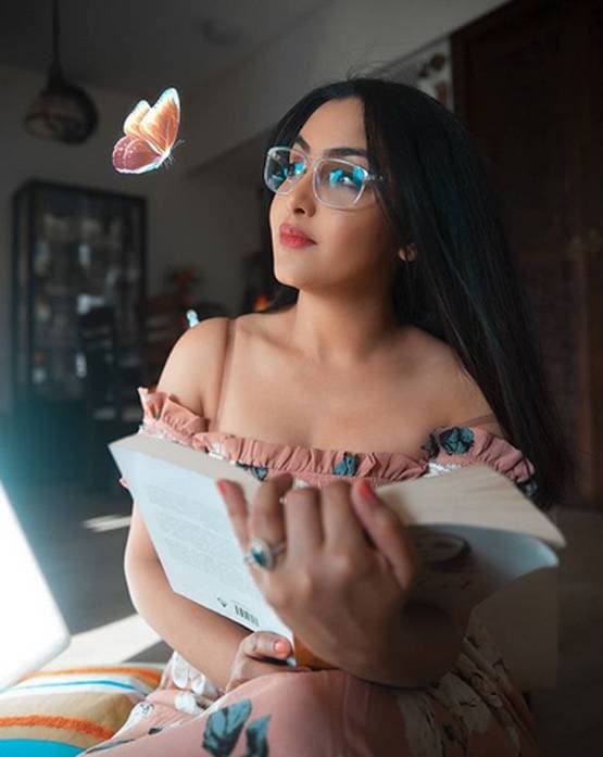 झाड़ू-पोछा करते वक्त सेलेब्स की मस्ती, डांसिंग से लेकर बैटिंग तक करते आए नजर