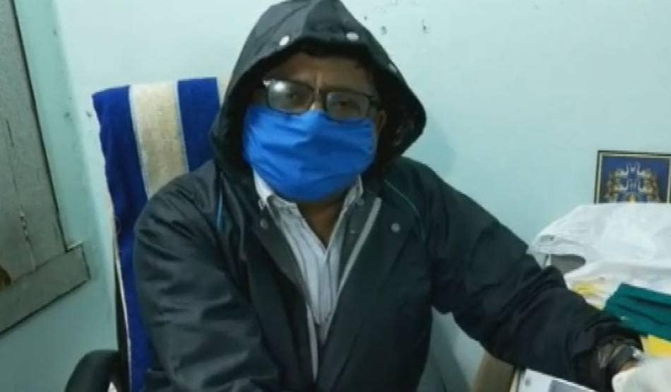 कोरोनाः यहां डॉक्टर रेनकोट पहन कर रहे इलाज, चादरें फाड़ बना रहे मास्क