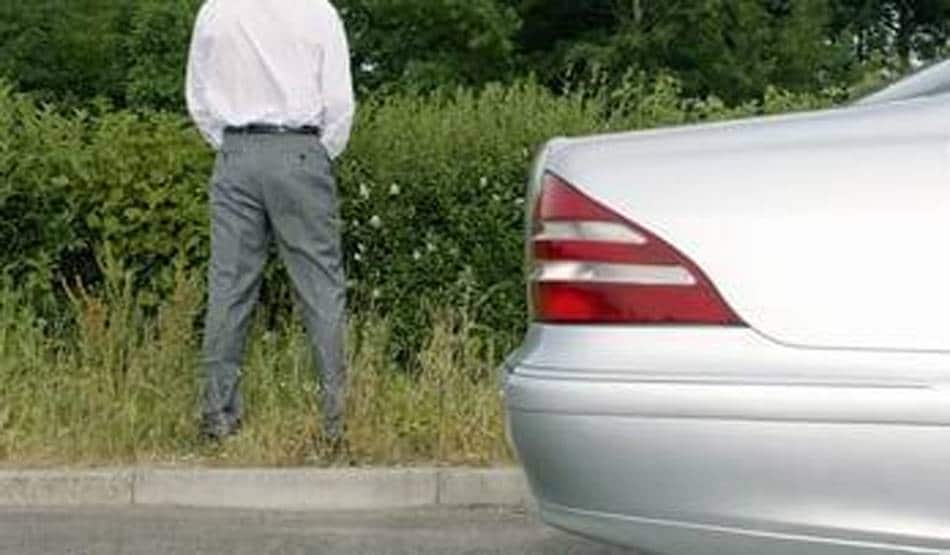 सड़क के किनारे कर रहा था पेशाब, पीछे से चोर BMW कार लेकर भागा