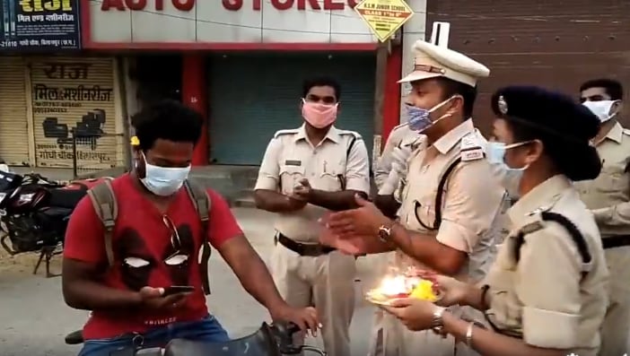 लॉकडाउन में निकले बाहर तो पुलिस ने उतारी लोगों की आरती, बरसाए फूल