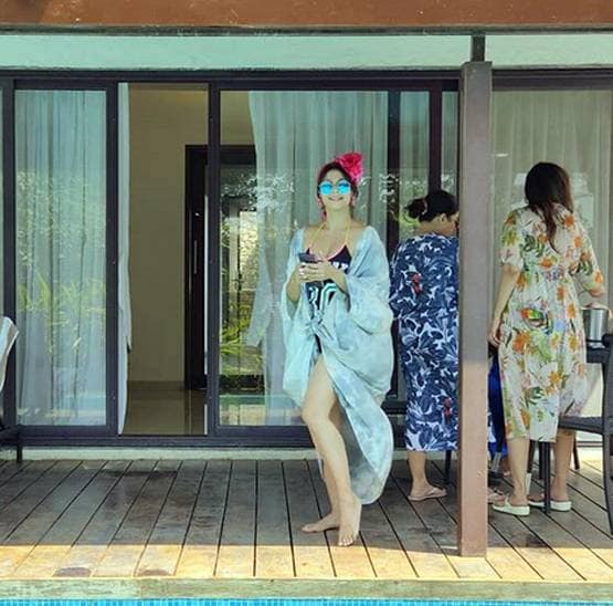 पूल किनारे एंजॉय करती दिखीं अजय देवगन की साली तनीषा, बोल्ड अंदाज छाया