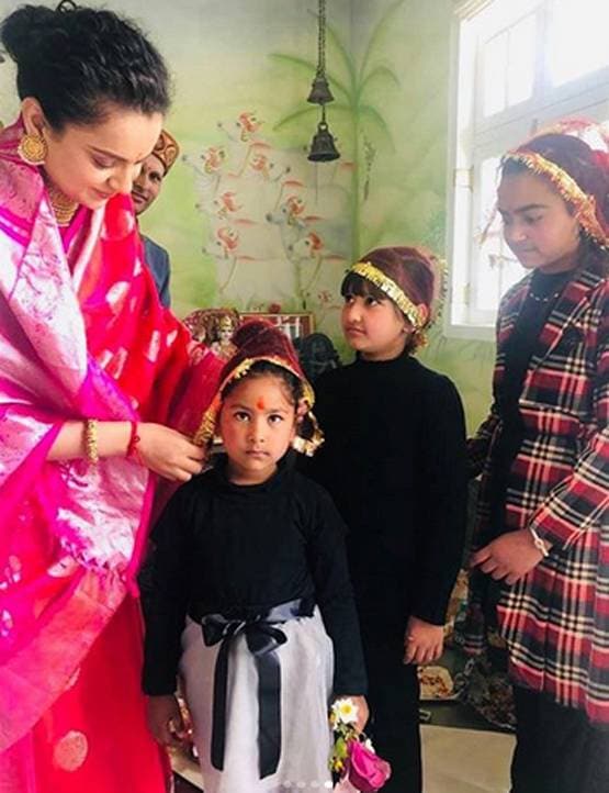 कंगना के जन्मदिन पर हुई खास पूजा, सिल्क साड़ी-हैवी जूलरी में दिखीं एक्ट्रेस