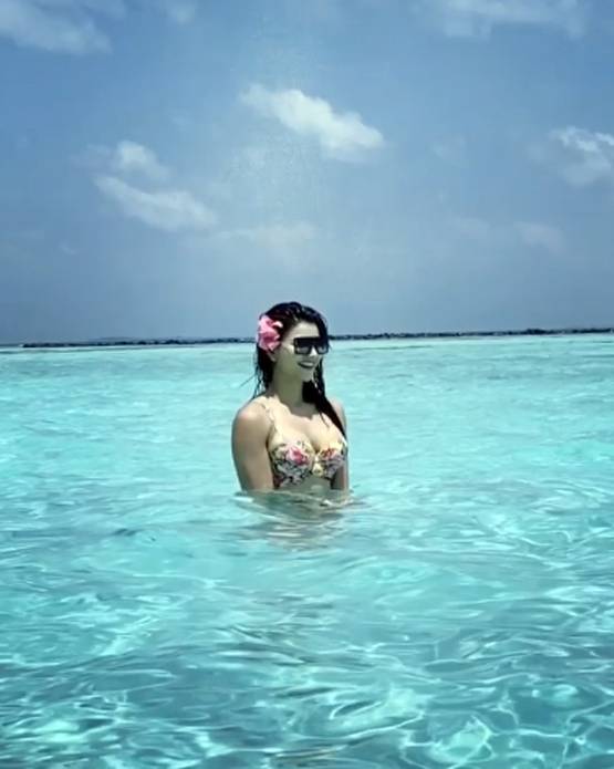 क्वारनटीन में उर्वशी को आई बीते दिनों की याद, जब समंदर में की थी मस्ती