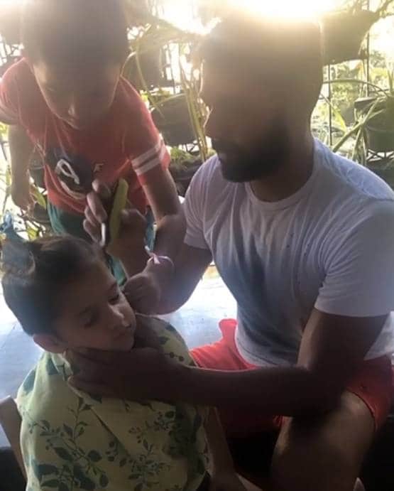 लॉकडाउन: हेयर स्टाइलिस्ट बने कुमकुम भाग्य फेम एक्टर, काटे बेटों के बाल