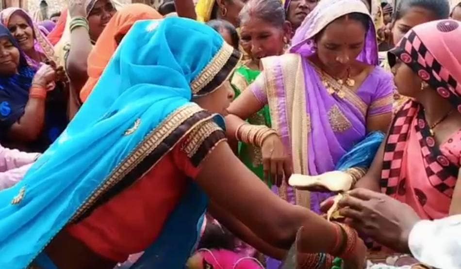 गाजे-बाजे के साथ किसान ने कराया भैंस के बच्चे का मुंडन संस्कार