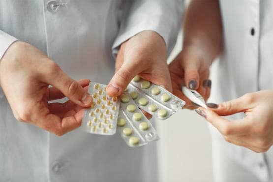 शरीर पर कब और कैसे हमला करता है कोरोना? तेजी से फैलने का कारण भी जानें