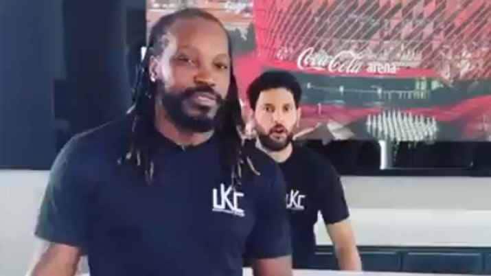 VIDEO: हिंदी डायलॉग बोलने में फिसली गेल की जुबान, युवी नहीं रोक पाए हंसी