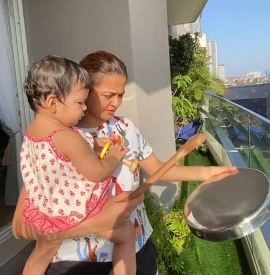 कोरोना कमांडो को नन्हे स्टारकिड्स का क्यूट सलाम, बजाई थाली और घंटी