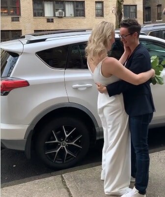 कोरोना: रोड पर खड़े होकर जोड़े ने की शादी, चौथी मंजिल से निभाई गईं रस्में