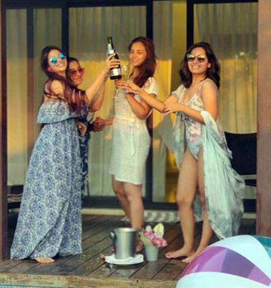 76 साल की तनुजा ने पहना स्विम सूट, बेटी के बर्थडे पर मनाया जश्न