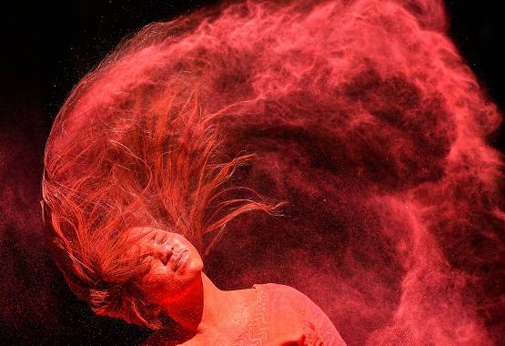 होली पर कोरोना वायरस से नहीं डरे लोग, देखें जश्न की तस्वीरें