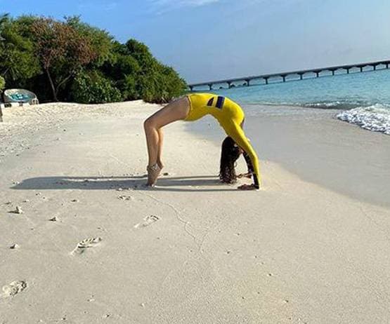 मालदीव में दिखा हंसिका मोटवानी का बोल्ड लुक, समंदर किनारे योग