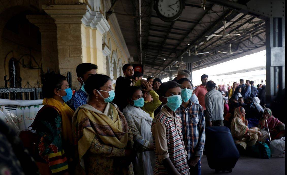 कोरोना के डर से पाकिस्तान में पसरा सन्नाटा, तस्वीरों में देखें कैसे हैं हालात