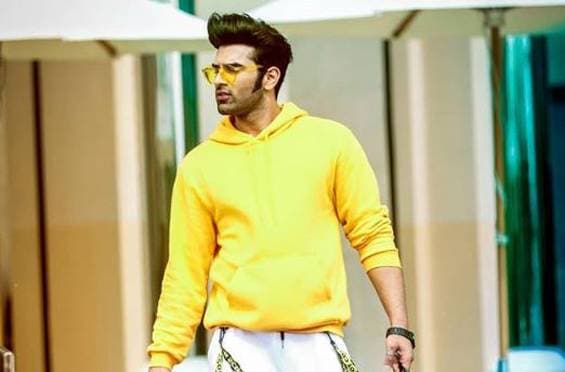 डिजाइनर ने लगाया कपड़े खराब करने का आरोप, पारस ने दी सफाई