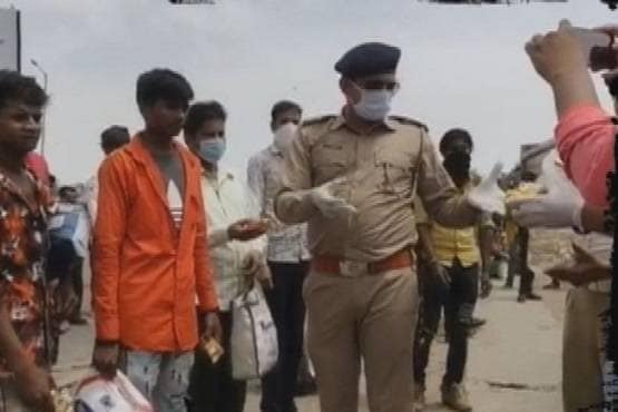 लॉकडाउन से छिन गया रोजगार, रिक्शे से 1000KM दूर घर लौट रहे मजदूर