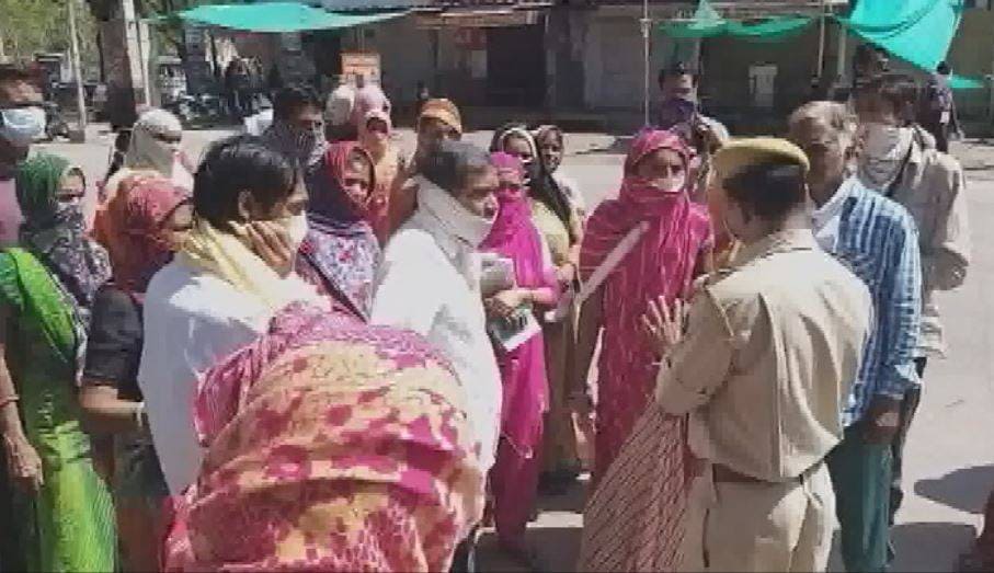 लॉकडाउन को दिखाया ठेंगा, अनाज नहीं मिलने पर भीड़ ने किया प्रदर्शन