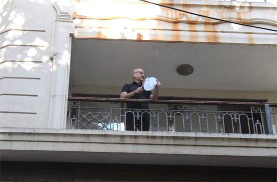 अनुपम से सलीम खान तक, कोरोना कमांडोज के सम्मान में निकले सितारे, बजाई ताली