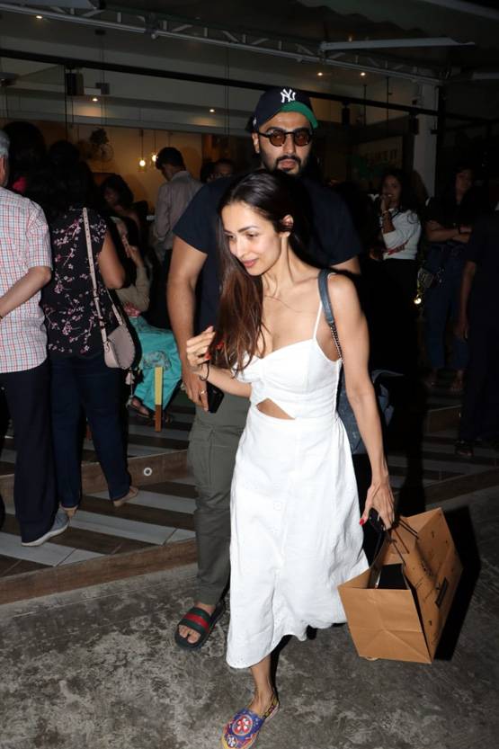 डिनर करने पहुंचे लव बर्ड्स मलाइका अरोड़ा-अर्जुन कपूर, देखें तस्वीरें