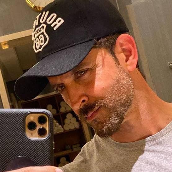 टॉवेल बांधकर घूमते दिखे ऋतिक रोशन, क्या हुआ रणवीर सिंह का असर?