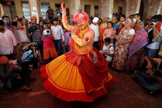 खास है बरसाने की लट्ठमार होली, यहां पुरुषों को पीटती हैं महिलाएं