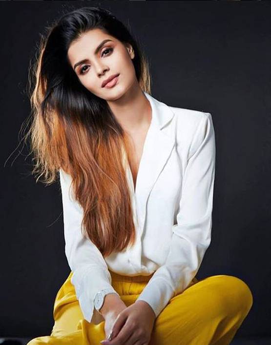 बिग बॉस फेम सोनाली का बोल्ड अंदाज, ब्लैक बिकिनी में तस्वीरें वायरल