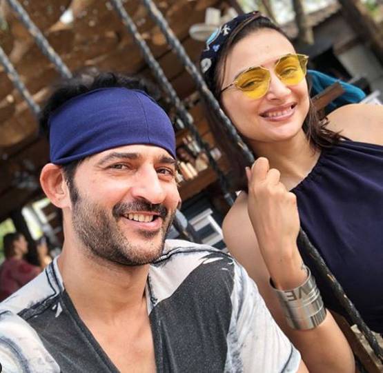 बर्थडे पर हितेन तेजवानी ने पत्नी संग किया लिपलॉक, रोमांटिक फोटो वायरल