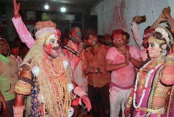रंगभरी एकादशी से काशी में शुरू हुई होली, भक्तों ने बाबा विश्वनाथ को लगाया गुलाल