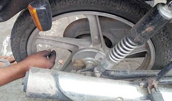 45 साल की महिला लगाती है पंक्चर, पिता के निधन के बाद किया था शुरू