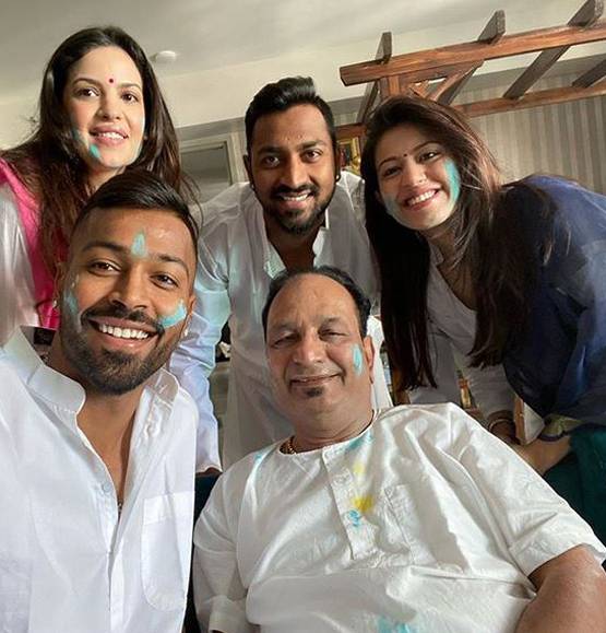 सगाई के बाद हार्दिक संग नताशा की पहली होली, ससुराल में सेलिब्रेशन