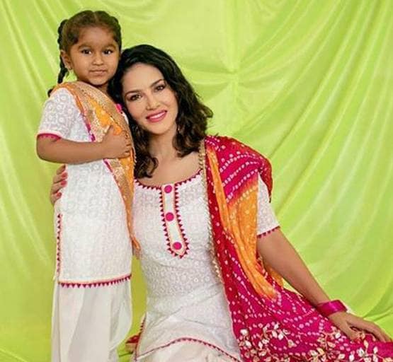 सनी लियोनी पर चढ़ी रंगों की मस्ती, पति-बच्चों संग सेलिब्रेट की होली