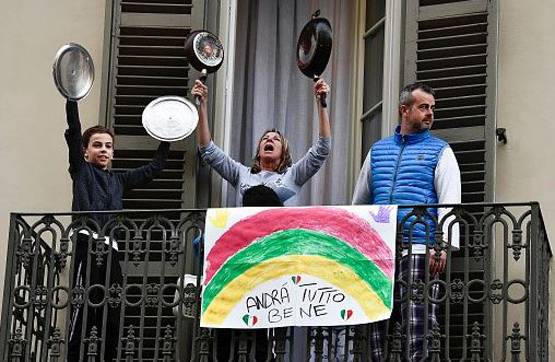 घरों में बंद इटली के लोग, हौसला बढ़ाने को बालकनी में गा रहे गाना