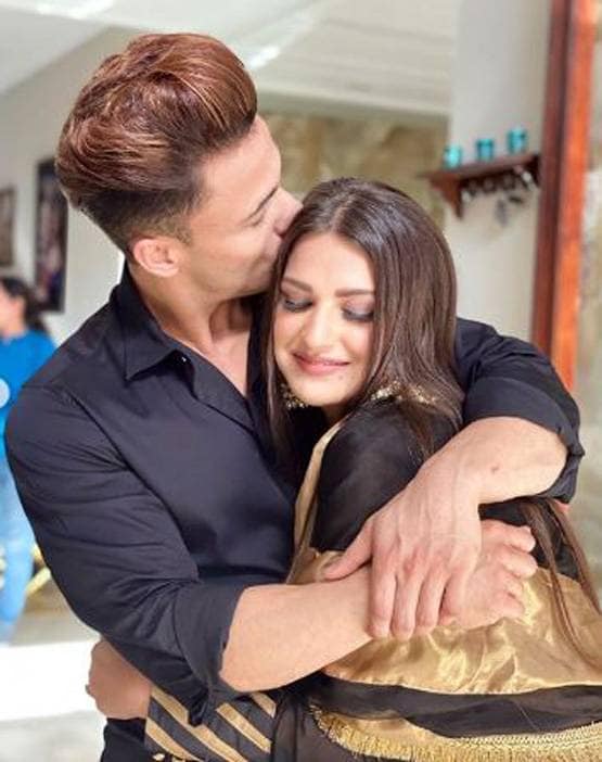 आसिम रियाज और हिमांशी खुराना हुए रोमांटिक, शेयर की प्यारी तस्वीर