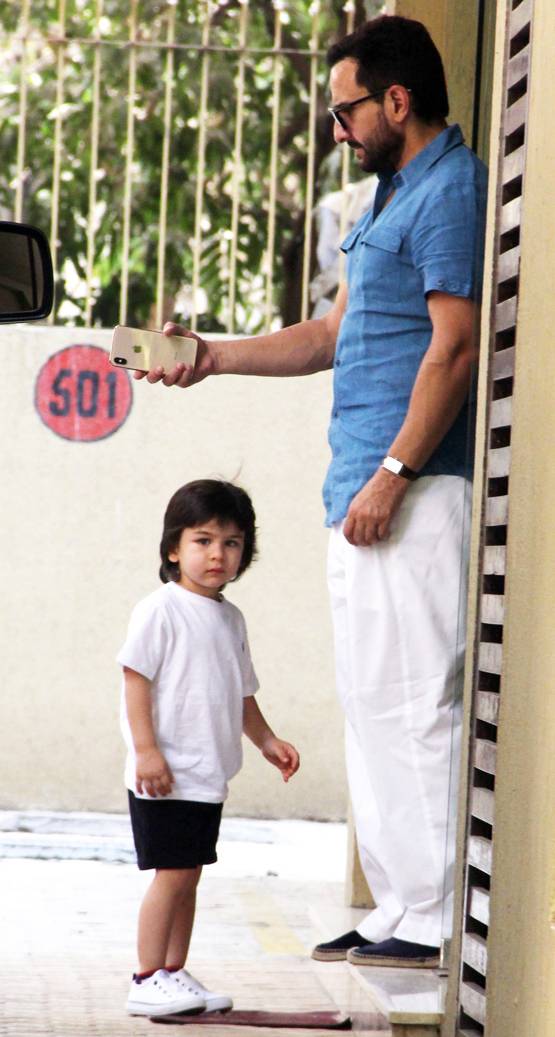 करीना-सैफ के साथ कैजुएल लुक में तैमूर, फोटोग्राफर्स देख यूं किया रिएक्ट