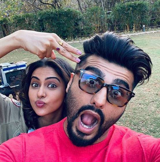 कोरोना की वजह से घर में कैद स्टार्स, योगा से लेकर कर रहे घर साफ