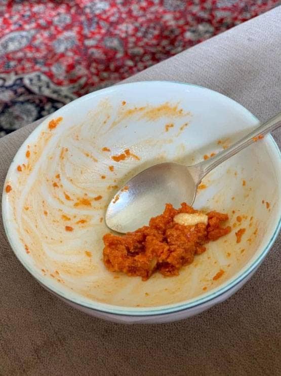 डाइट को भूल घर में गाजर का हलवा खा रहीं करीना, वायरल तस्वीर