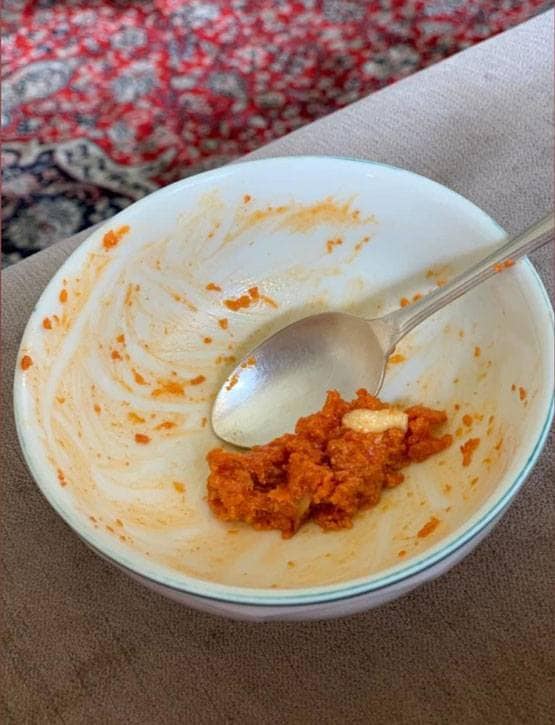 डाइट को भूल घर में गाजर का हलवा खा रहीं करीना, वायरल तस्वीर