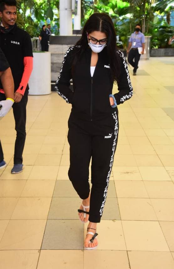 वाराणसी से वापस लौटीं सारा अली खान, एयरपोर्ट पर मास्क लगाए हुईं स्पॉट