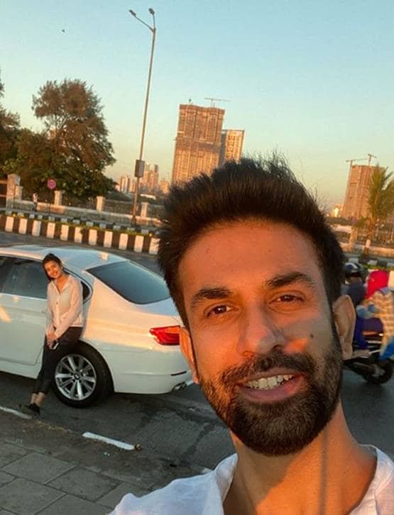 पति राजीव सेन संग रोमांटिक हुईं चारू असोपा, लोग बोले- कोरोना से तो डरो