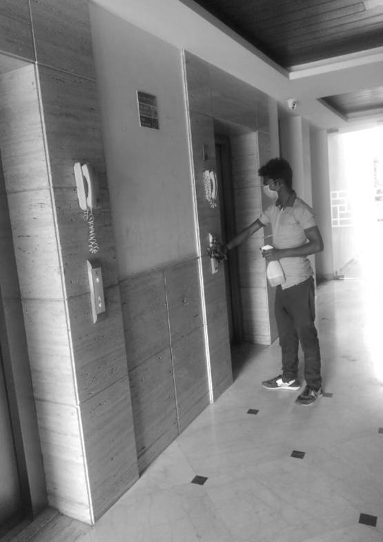 कोरोना पॉजिटिव कनिका का अपार्टमेंट हुआ सैनिटाइज, दहशत में पड़ोसी