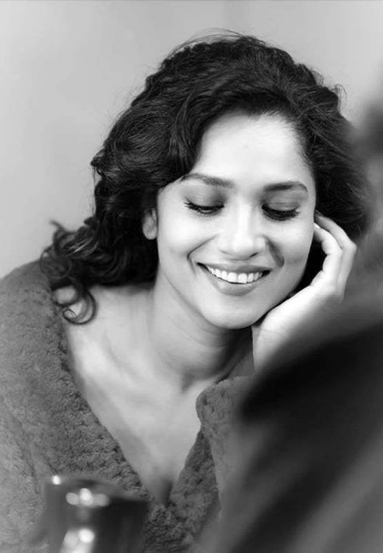 बाथरोब पहन शीशे से बात कर रहीं अंकिता लोखंडे, वायरल Photos