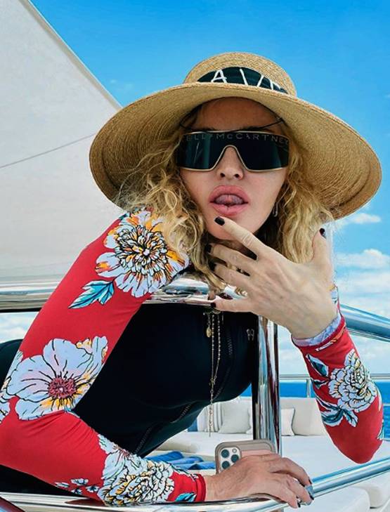 बाथटब में बैठकर मैडोना ने दिया कोरोना ज्ञान, ट्रोल होने पर किया ड‍िलीट