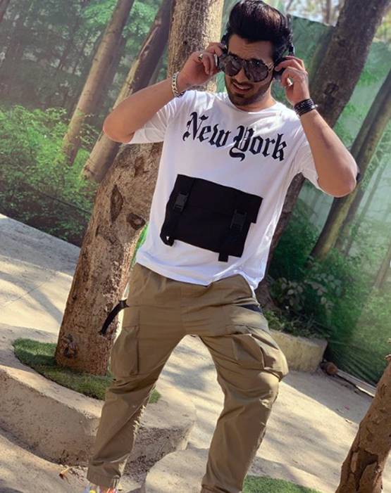 लॉकडाउन के बीच मां के साथ दिखे पारस छाबड़ा, सड़क पर खरीद रहे सब्जी