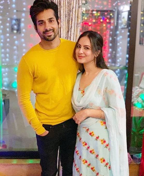 मंगेतर संग पूजा बनर्जी ने की नवरात्र की पूजा, ट्रैडिशनल अंदाज में दिखीं