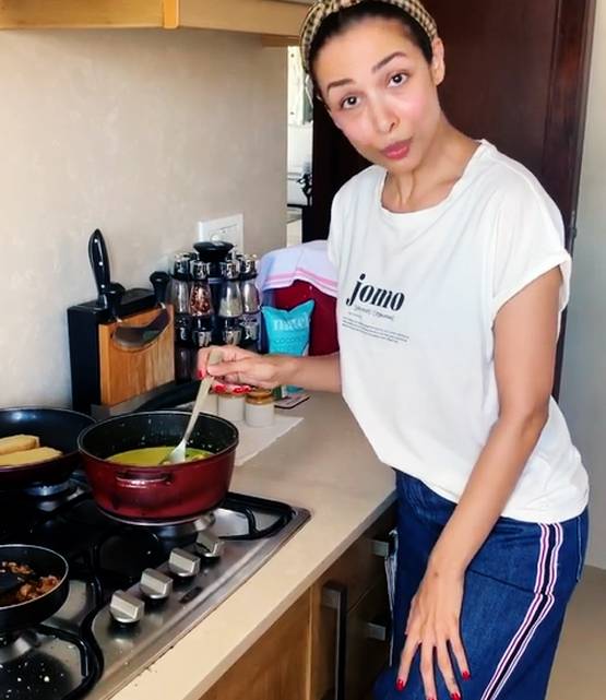 लॉकडाउन में उतरा एक्ट्रेसेज का मेकअप, देखें ग्लैमरस क्वीन का नो मेकअप लुक