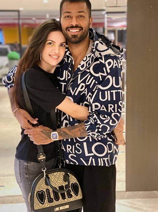 क्वारनटीन में मंगेतर हार्दिक संग रोमांटिक हुईं नताशा, यूं बिता रही समय